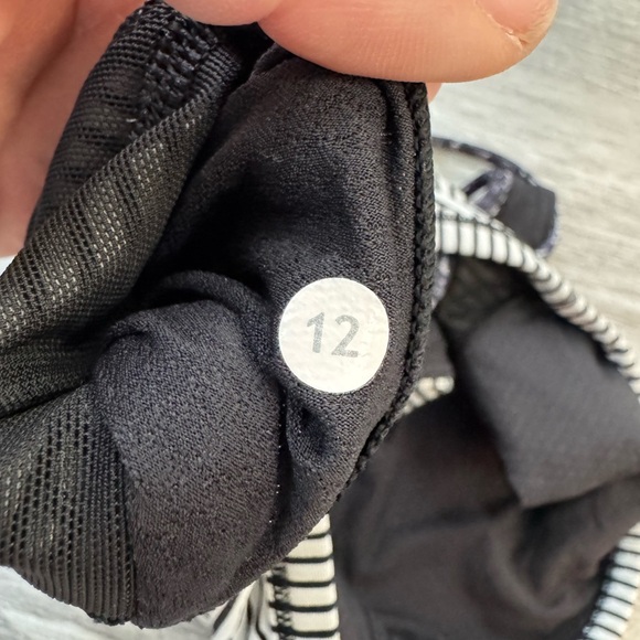 Lululemon bra (12) - Picture 3 of 3